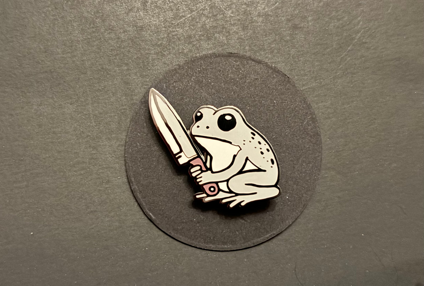 Knife Frog - pin